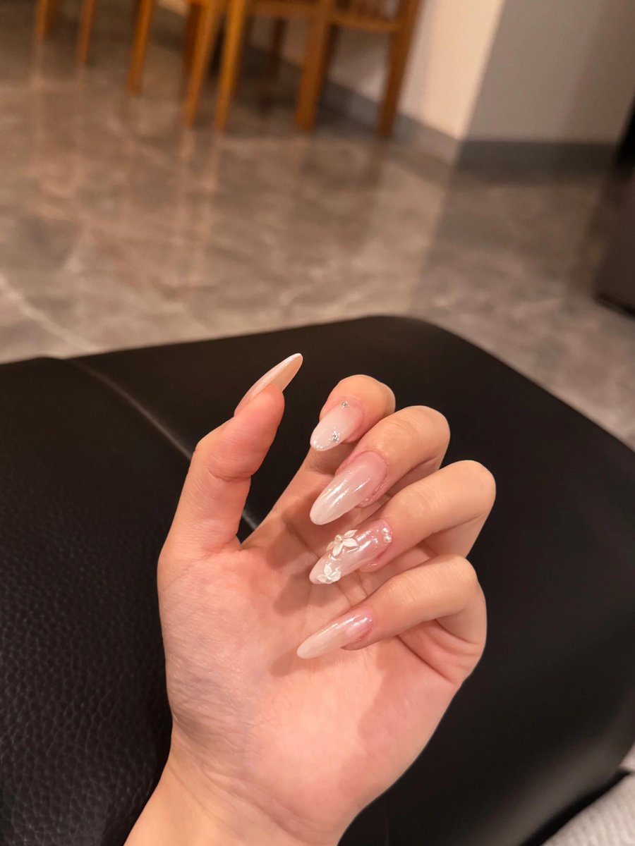 HarrisEmrys's tweet photo. What’s your go to nail color? 👀 https://t.co/MQDHkXr0ol