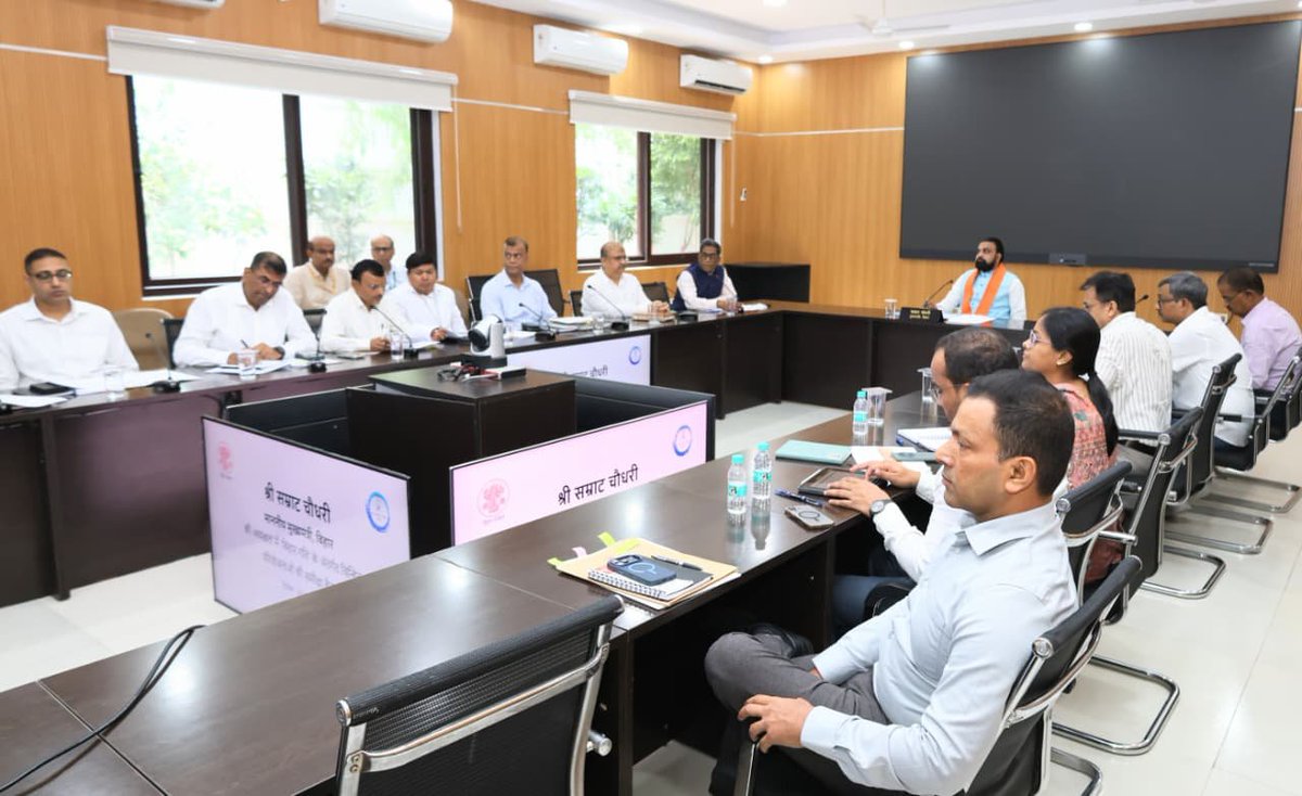 officecmbihar's tweet photo. माननीय मुख्यमंत्री श्री सम्राट चौधरी जी ने आज लोक सेवक आवास स्थित 'संकल्प' सभागार में 'बिहार गति' के अंतर्गत चिन्हित परियोजनाओं, ₹100 करोड़ से अधिक लागत वाली परियोजनाओं तथा केंद्र प्रायोजित योजनाओं की विस्तृत समीक्षा की। https://t.co/Dwba245tty