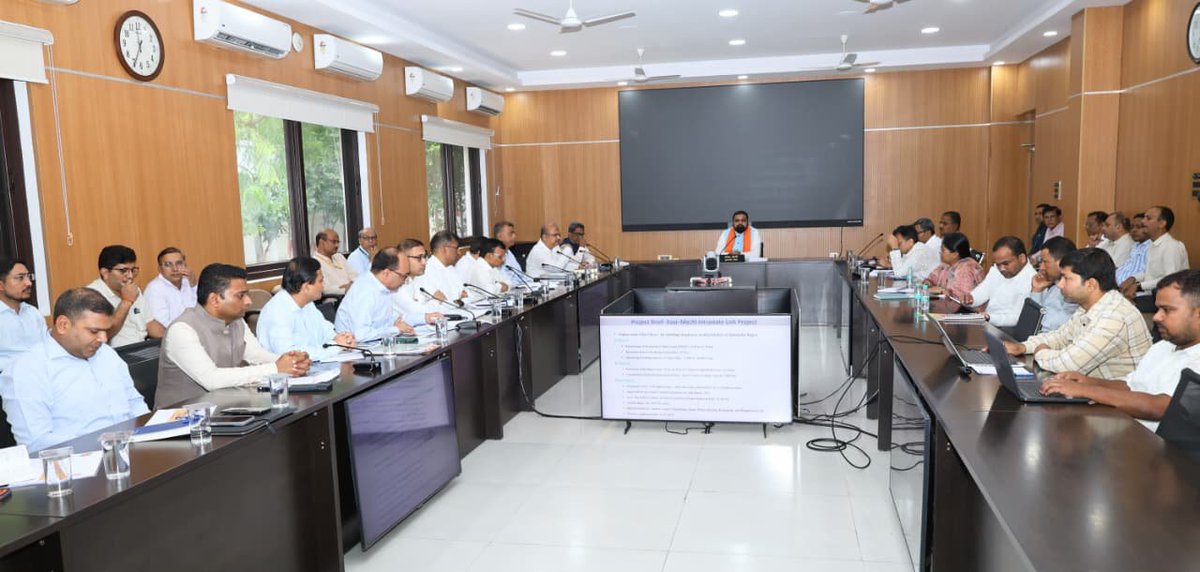 officecmbihar's tweet photo. माननीय मुख्यमंत्री जी ने इन सभी महत्वपूर्ण आधारभूत संरचना परियोजनाओं को शीघ्र एवं गुणवत्तापूर्ण ढंग से पूर्ण करने के निर्देश दिए, ताकि राज्य के विकास को नई गति मिल सके। https://t.co/g8rWXVm4SU