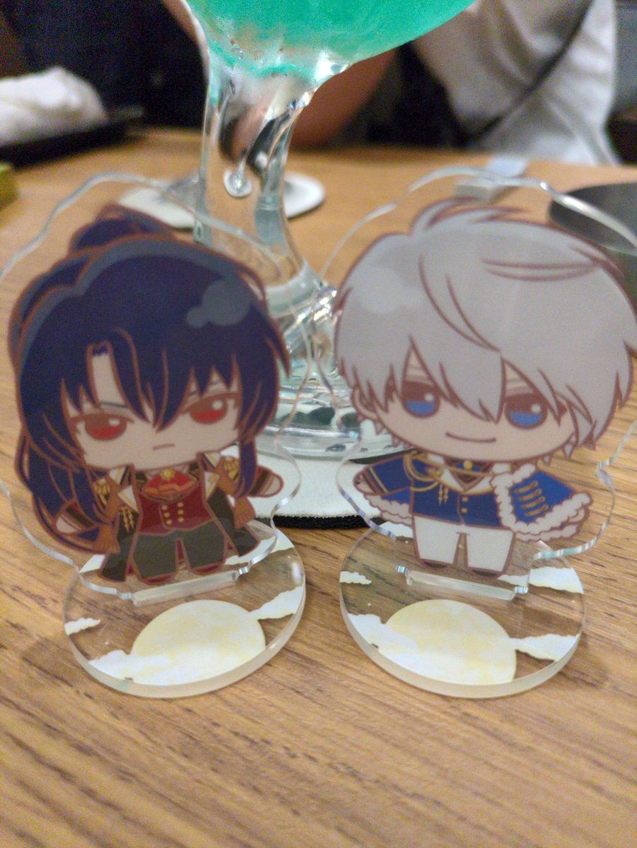 a_k_i_7emon's tweet photo. ここがBARだよオズ様アーサー様 https://t.co/u6m1qRqeRh