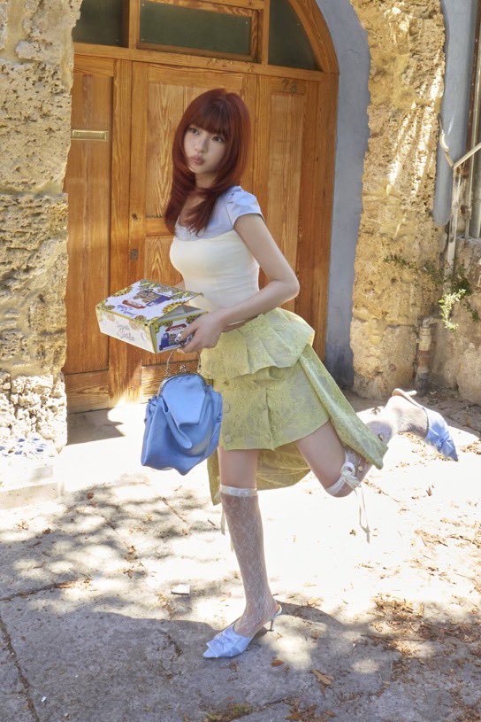 imdatypagirl's tweet photo. KiiiKiiiのこのスタイリングはクリエイティブディレクター兼スタイリストのig  haanasuhが担当したそうなんだけど完璧すぎないか？？

バターイエロー可愛いし最近流行らないかなと思ってたからお願い流行って https://t.co/54f9YQdiY6