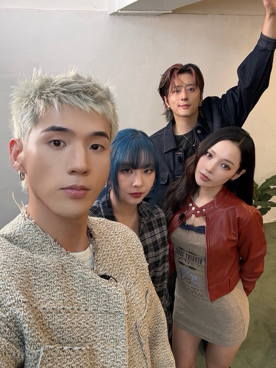 KARD_Official's tweet photo. [📷]
KARD 1st Album 'Where To Now? (Part.2) : NOWHERE' 발매 기념 COMEBACK LIVE

히든이들 이번 활동도 즐겁게 보내 봐요 (* ˘ ³˘)♡

#KARD #카드
#BackToLife #NOWHERE https://t.co/LPHYh0RnaZ