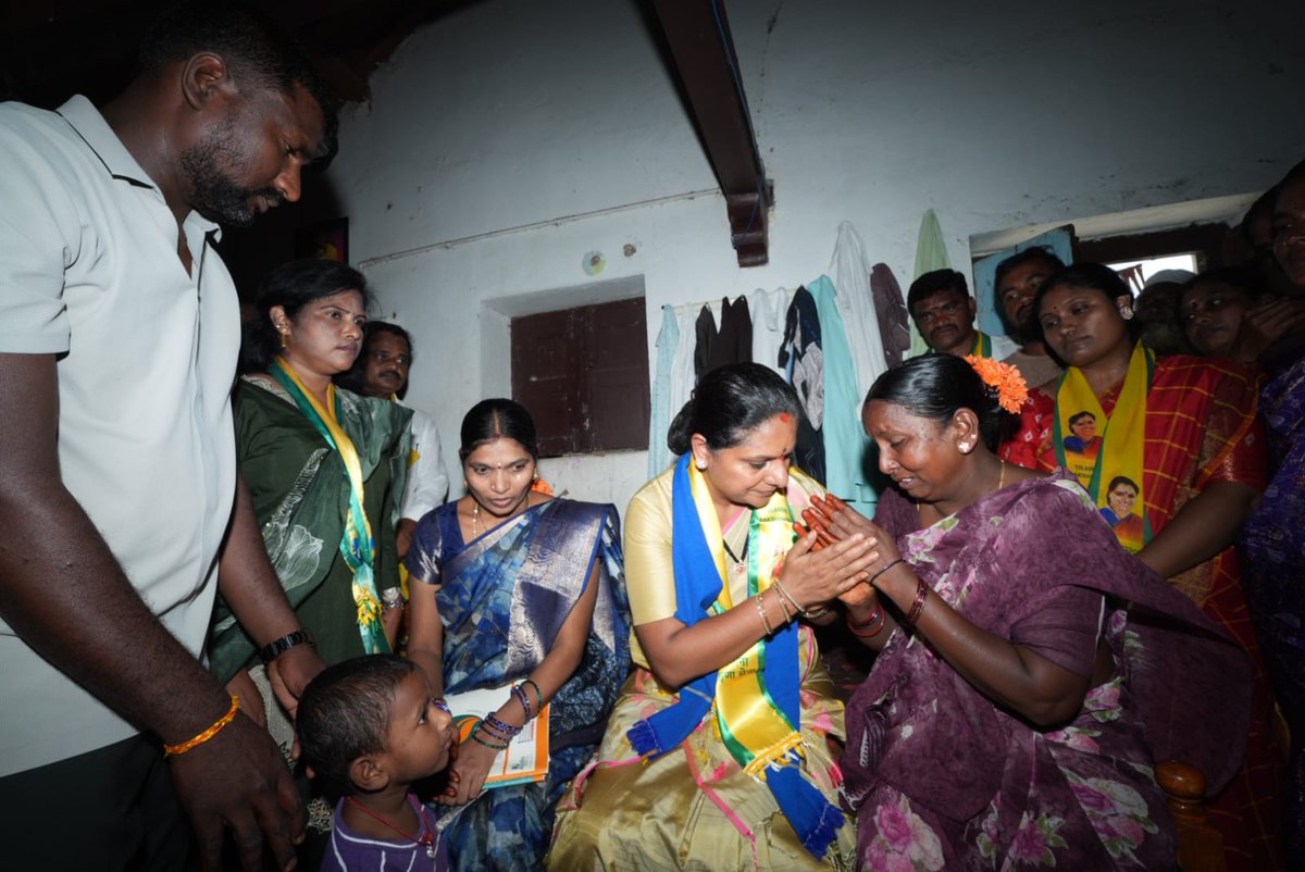 hariprsadp's tweet photo. సిరిసిల్ల జిల్లా నేరెళ్ల బాధితుడు స్వర్గీయ గంధం గోపాల్ కుటుంబ సభ్యులను పరామర్శించి వారికి దైర్యం చెప్పిన్న @TRSparty_HQ పార్టీ చీఫ్ @RaoKavitha అక్క గారు....!
@jagruthi_Talks @Jayanthyadavv @OfficeOfKavitha https://t.co/IeX8wXElPF