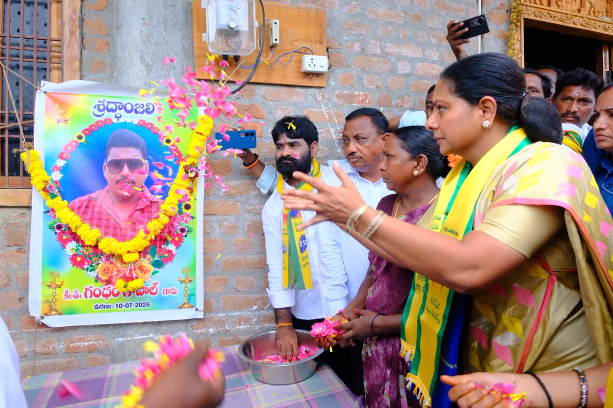 hariprsadp's tweet photo. సిరిసిల్ల జిల్లా నేరెళ్ల బాధితుడు స్వర్గీయ గంధం గోపాల్ కుటుంబ సభ్యులను పరామర్శించి వారికి దైర్యం చెప్పిన్న @TRSparty_HQ పార్టీ చీఫ్ @RaoKavitha అక్క గారు....!
@jagruthi_Talks @Jayanthyadavv @OfficeOfKavitha https://t.co/IeX8wXElPF