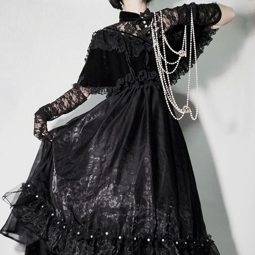 AlicestyleSHOP's tweet photo. 漆黒の葬送レースケープゴスロリロングワンピースが登場！
優雅なケープ風デザインとパール調ボタンが魅力です。
月明かりの届かない古城を思わせる幻想的なスタイルを体験してください！

#ゴスロリ #ロリータファッション #ワンピース https://t.co/EejODEPwHm