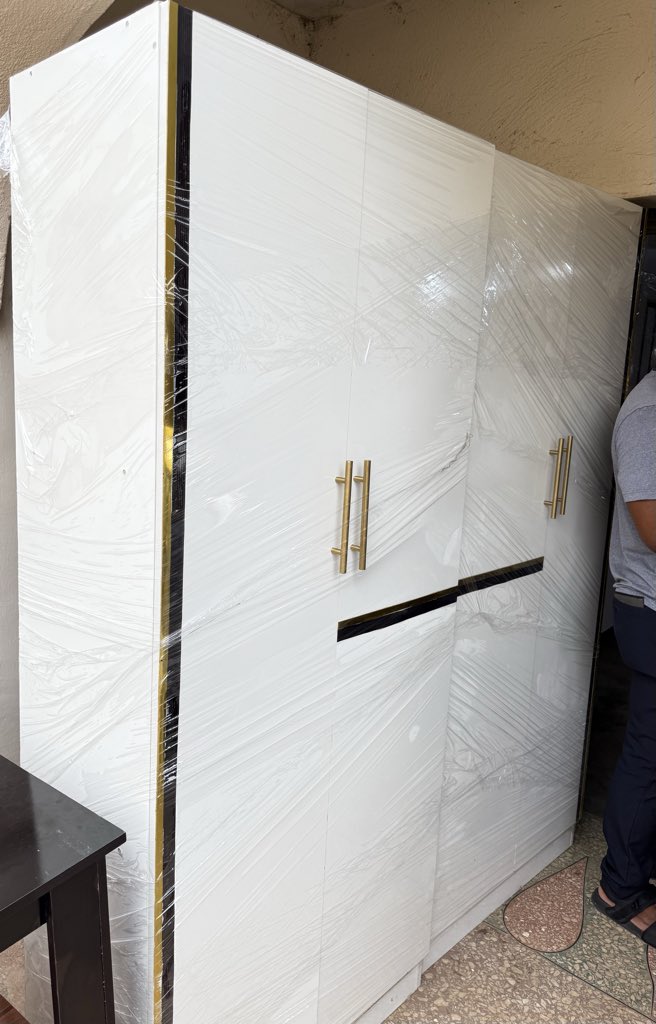 Selveenltd's tweet photo. Four doors wardrobe 260k https://t.co/nyPoM3lGrY