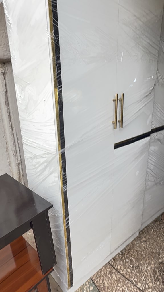 Selveenltd's tweet photo. Four doors wardrobe 260k https://t.co/nyPoM3lGrY
