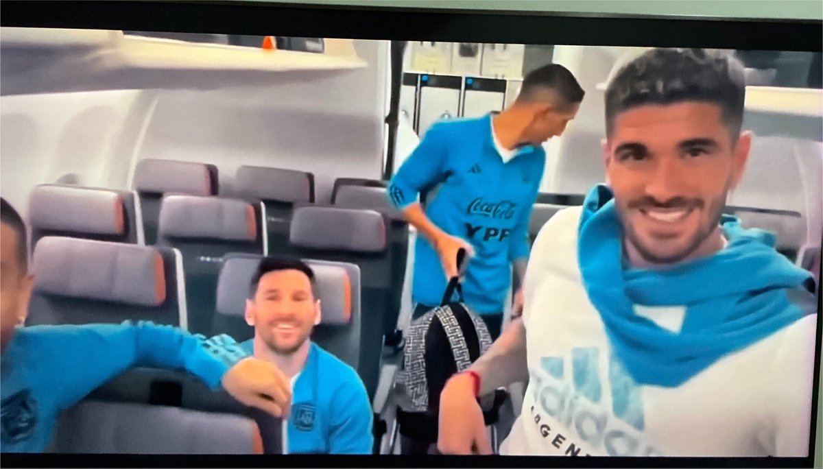 ES ⚽️🐶🐐 tweet media