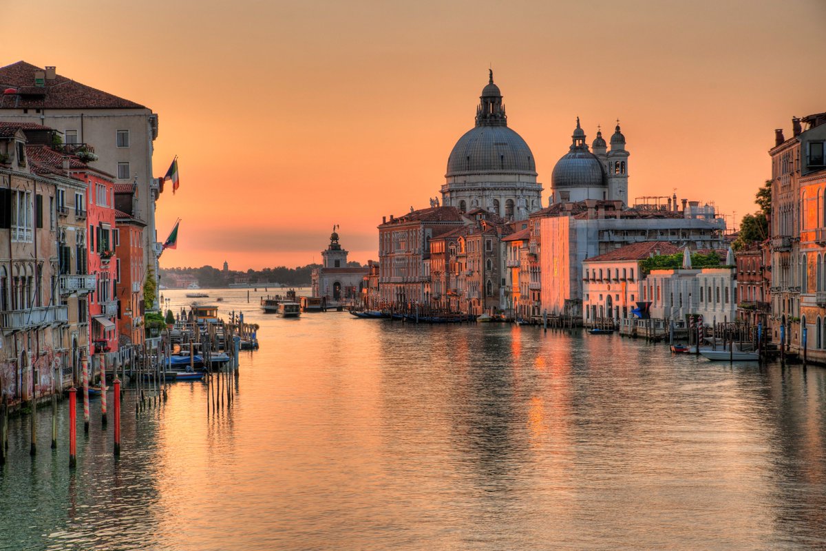 ListaIncomoda's tweet photo. ❌ 7 ciudades europeas preciosas que pueden convertirse en una mala experiencia en temporada alta:

- Venecia
- Dubrovnik
- Santorini
- Barcelona
- Ámsterdam
- Praga
- Florencia

No porque sean malas.
Porque las multitudes, las colas y los precios pueden destruir aquello que fuiste a buscar.

✅ Alternativas con parte de su encanto y mucha menos saturación ↓