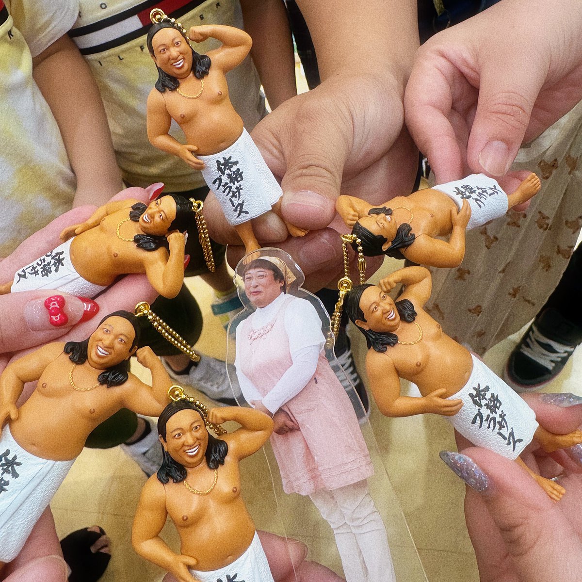 Roywalker_'s tweet photo. 地元のガチャ売り場でこんなたくさんのHAF様に出会えると思わなかった😆💖秋山さん愛を語り合いました✨みず江ちゃんファンもいて嬉しかった😍最後に記念撮影📸皆さんありがとう🫶💕 https://t.co/Ar2kVHQWCT