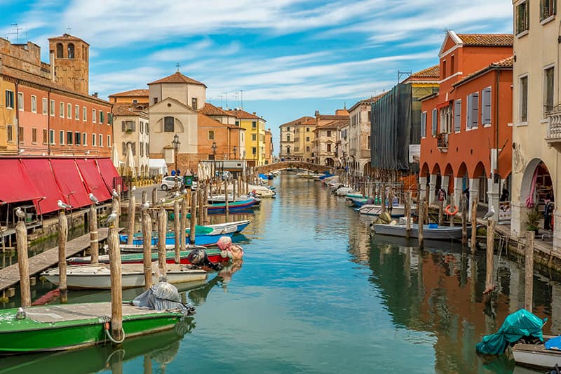 ListaIncomoda's tweet photo. En lugar de Venecia → Chioggia
En lugar de Dubrovnik → Šibenik
En lugar de Santorini → Naxos
En lugar de Barcelona → Valencia
En lugar de Ámsterdam → Utrecht
En lugar de Praga → Olomouc
En lugar de Florencia → Bolonia

No son sustitutos perfectos.
Y precisamente por eso todavía se pueden disfrutar.