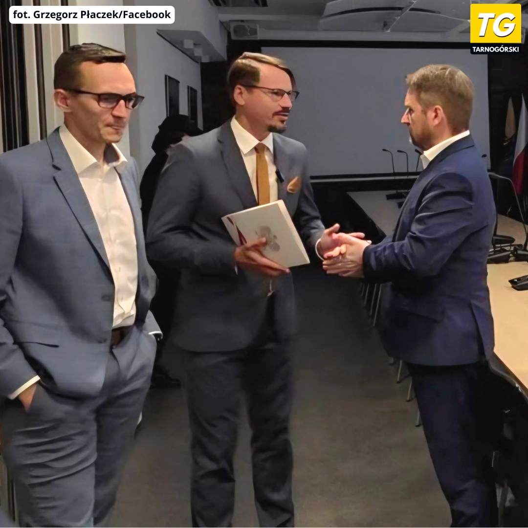 TGtarnogorski's tweet photo. Kontrowersje wokół sali modlitw w Katowicach. Poseł apeluje o referendum. „Tylko wariat nie zobaczy podstępu” 

Rośnie napięcie wokół budowy przy ul. 1 Maja w Katowicach. Poseł Grzegorz Płaczek wkracza z interwencją poselską po tym, jak nasza redakcja ujawniła informacje z Urzędu Miasta obnażające kruczek PPOŻ. 

Budynek o powierzchni ponad 440 m² zgłoszono na zaledwie 45 osób, co pozwoliło uniknąć zaostrzonych wymogów pożarowych. W rzeczywistości tak duży obiekt jest w stanie pomieścić znacznie więcej osób. 

"Tylko wariat nie zobaczy w tych liczbach podstępu. Czy nie chodzi przypadkiem o to, aby inwestor mógł ominąć część wymagań przeciwpożarowych? Kto przymyka oczy na taki absurd?" - pyta polityk.  

Parlamentarzysta Konfederacji skierował do władz Katowic 41 pytań w sprawie rozbudowy sali modlitw i spotkań wyznawców islamu oraz zaapelował do prezydenta miasta o zorganizowanie lokalnego referendum.  

Czy Katowice powtórzą znany z Europy Zachodniej schemat powiększania takich obiektów krok po kroku?  

Szczegóły interwencji na naszej stronie