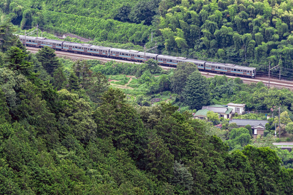 ef64_34's tweet photo. 7/29.   昨日の高尾山ビアマウント(その２)。小雨の摺差を通過する今夏限りの211系を(^_[◎]ﾊﾟﾁﾘ…。雨が強まった時間帯に京王70系エンジ帯が高尾山口を目指します、決して写真を拡大してはいけませんぞ…(^^ゞ…ｱﾒﾂﾌﾞｶﾞﾋﾄﾞｲ… https://t.co/CBRly3CGCF