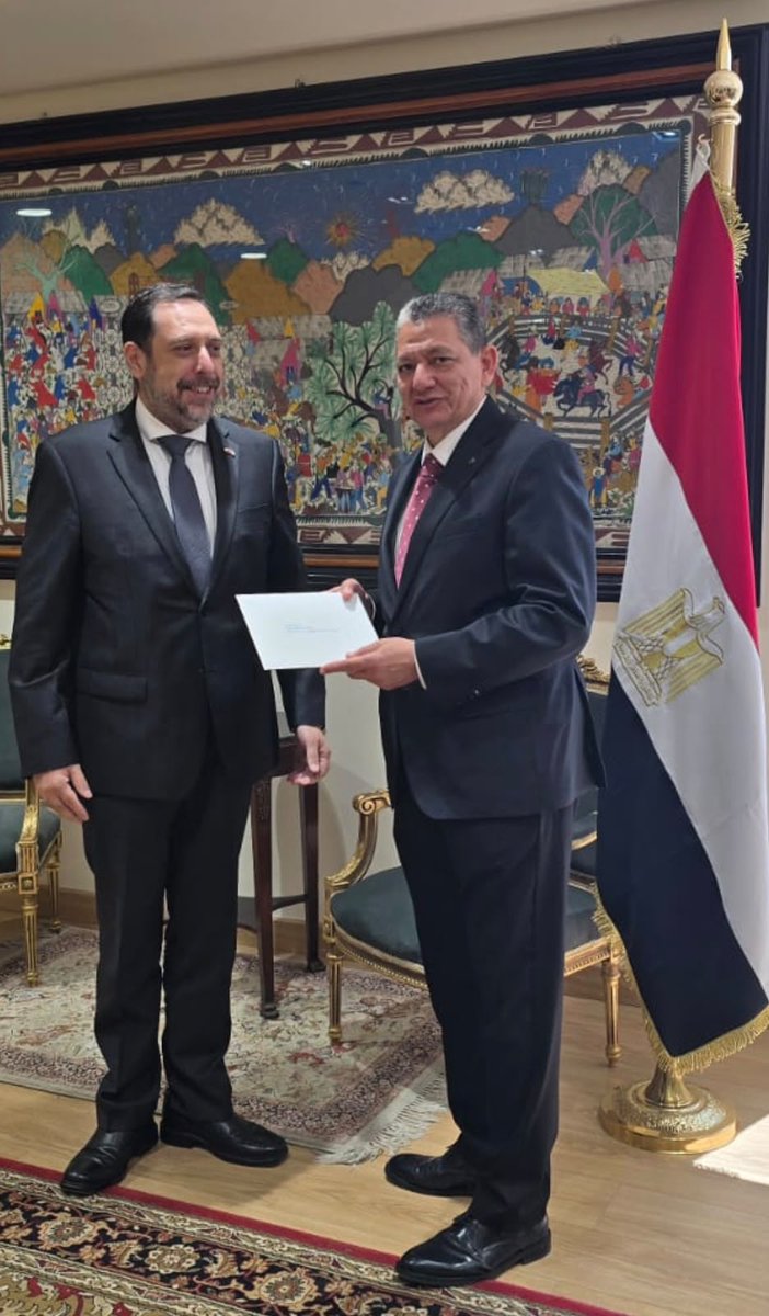 EmbaChileEgipto's tweet photo. El nuevo Embajador de Chile en la República Arabe de Egipto, Víctor Abujatum, presentó la copia de sus Cartas Credenciales al Director de Protocolo de la Cancillería egipcia, Embajador El-Desouki Youssef.

@adicachile 
@Minrel_Chile https://t.co/kgp3Xe27Uf