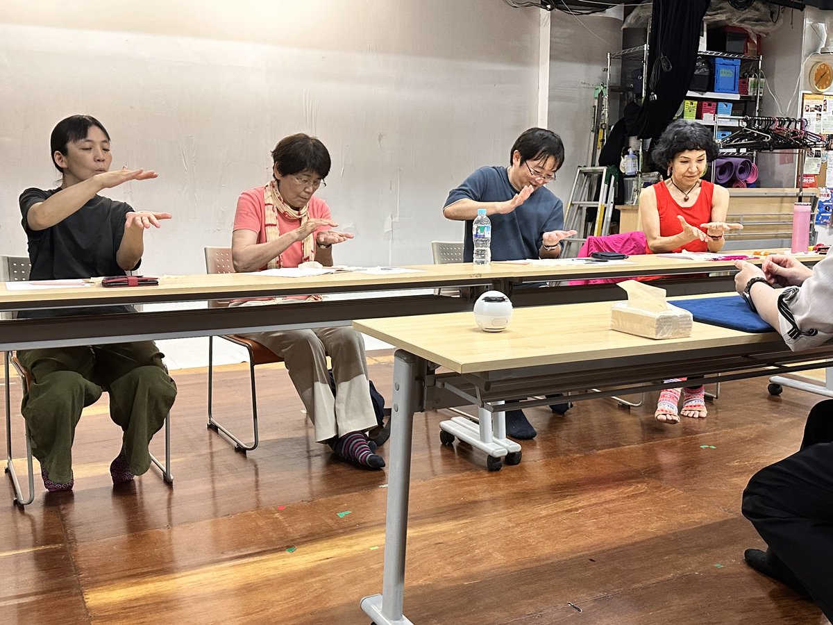 derienta0402's tweet photo. 前回のパントマイム教室でも、別のマジック教室のイベントでも、終わったあとに同じ言葉を聞きました。

「もっとたくさんの人に参加してもらいたかったですね。」

最初は、「集客のことかな？」と思ったんです。でも、きっと違うんですよね。
その言葉には、「この楽しさを、もっとたくさんの人に体験してほしかった。」
そんな気持ちが込められていたんだと思います。

良い場をつくっている人って、数だけを見ているんじゃなくて、
「この時間を、もっと多くの人に届けたい。」
そんな気持ちで準備しているんじゃないかな。
私は、あらためてそう感じました