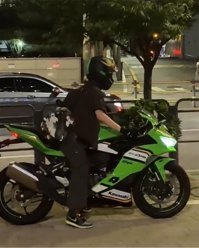 satoseoki's tweet photo. ya pwro hendery manejando una moto es lo mas hot que vas a ver hoy >>>>>>> https://t.co/VLwbhpcAPD