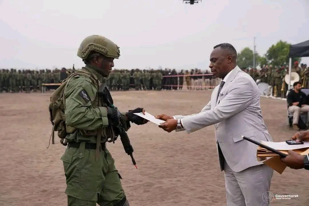 Shako_Beatrice2's tweet photo. 🇨🇩 À ceux qui rêvent encore de déstabiliser la RDC, le message est clair : la République se prépare.

La première promotion des unités spéciales, composée de jeunes recrues du Kasaï Oriental, vient d'achever six mois d'une formation intensive encadrée par des experts israéliens. Désormais brevetés, ces hommes sont prêts à défendre la Nation, protéger son intégrité territoriale et répondre à toute menace contre la République.

Ce n'est qu'un début. De nouvelles vagues de recrutement sont déjà envisagées, conformément à la volonté du Gouverneur Jean-Paul Mbwebwa Kapo, afin de renforcer davantage les capacités de défense du pays.

Que ceux qui continuent à financer la guerre, à soutenir les rébellions ou à croire qu'ils pourront soumettre la RDC par les armes prennent acte : la République ne reculera pas. Chaque jour qui passe, notre armée se renforce, se professionnalise et se prépare à défendre chaque centimètre de notre territoire.

La souveraineté de la RDC n'est pas négociable. Elle se protège, elle se défend et elle sera préservée à tout prix. 🇨🇩🔥

Désire Olenga.

@Felix1Antoine @PaulKagame @CNangaa @bbisimwa @MartinFayulu @moise_katumbi