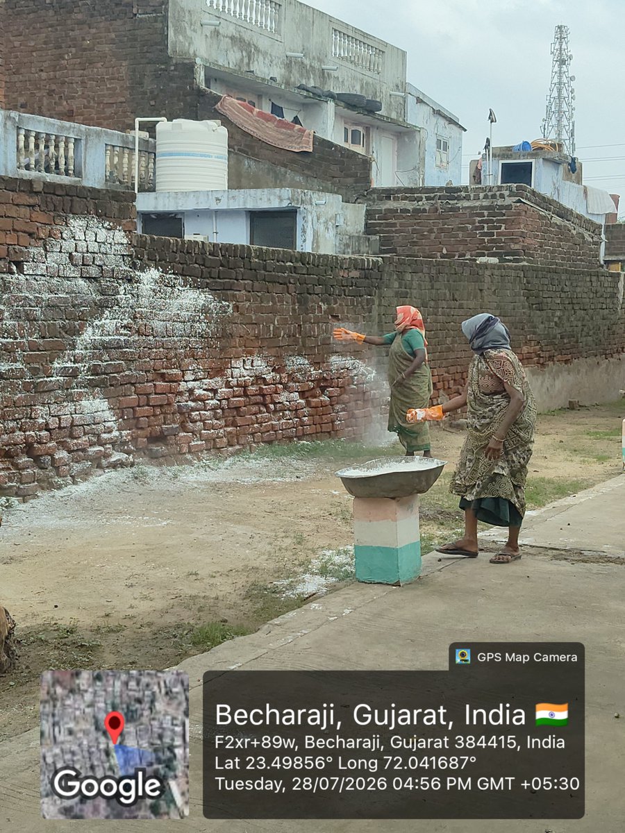 CObecharaji's tweet photo. તમામ પૂરગ્રસ્ત વિસ્તારોમાં પૂરના પાણીથી જમા થયેલ કાટમાળ/કચરો હટાવી સાફસફાઈ સાથે દવા છંટકાવ ની કામગીરી અવિરત ચાલી રહી છે. આ કામગીરી કરી રહેલ સફાઈ કર્મીઓને સહયોગ આપવા લોકોને વહીવટી તત્ર દ્વારા અપીલ છે.
@rcmgandhinagar
@CMOGuj
@CollectorMeh https://t.co/TIkQKcj1yz