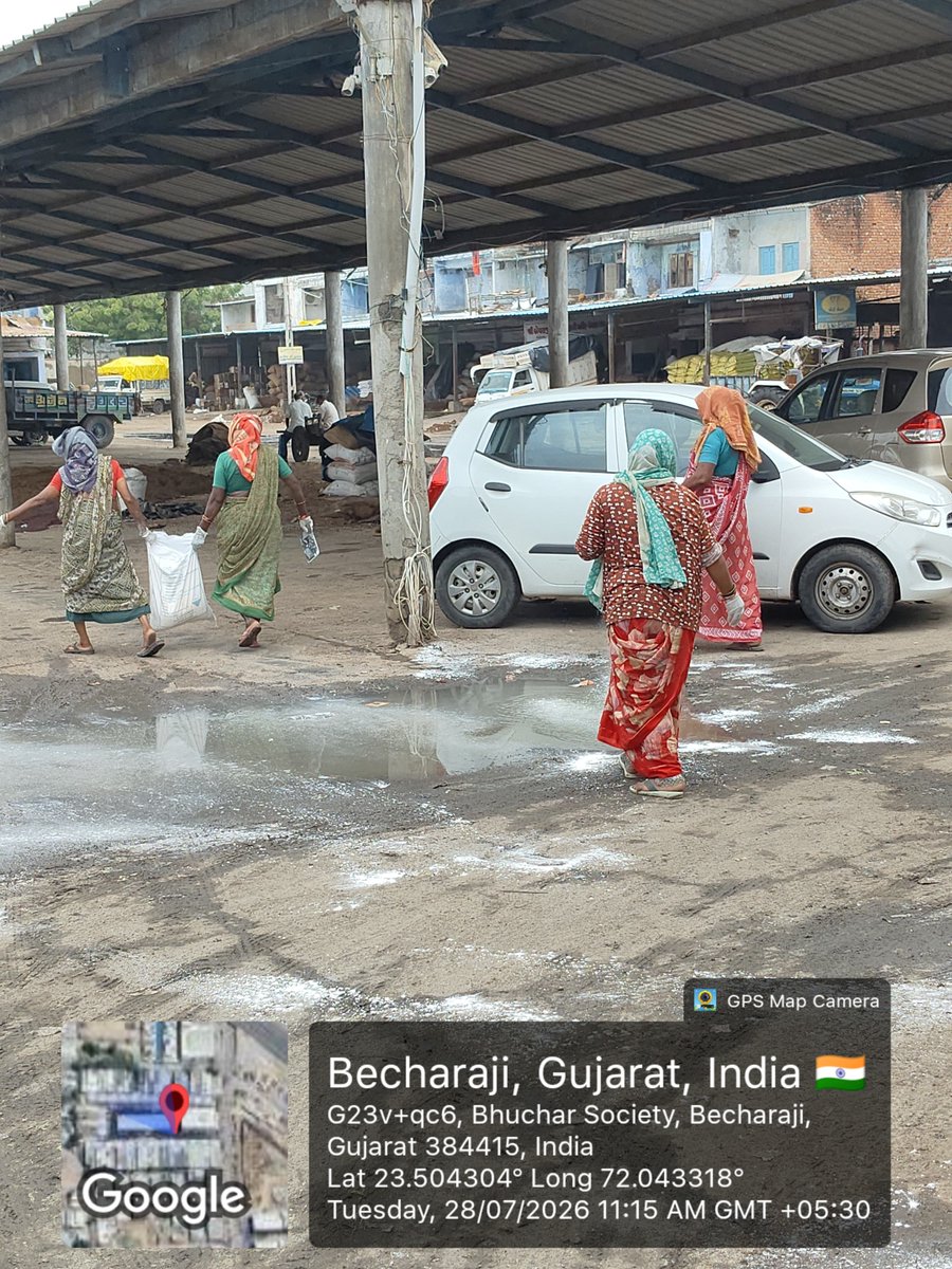 CObecharaji's tweet photo. તમામ પૂરગ્રસ્ત વિસ્તારોમાં પૂરના પાણીથી જમા થયેલ કાટમાળ/કચરો હટાવી સાફસફાઈ સાથે દવા છંટકાવ ની કામગીરી અવિરત ચાલી રહી છે. આ કામગીરી કરી રહેલ સફાઈ કર્મીઓને સહયોગ આપવા લોકોને વહીવટી તત્ર દ્વારા અપીલ છે.
@rcmgandhinagar
@CMOGuj
@CollectorMeh https://t.co/TIkQKcj1yz