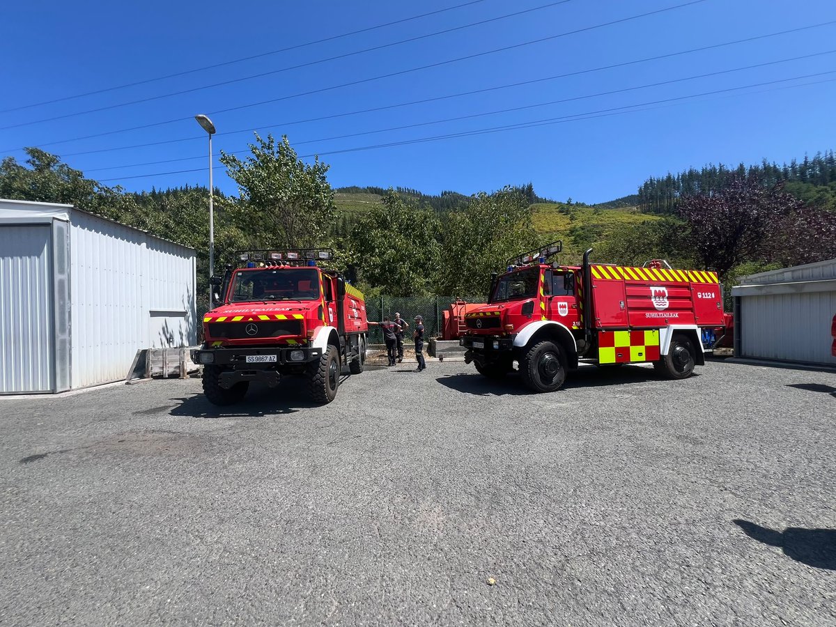 BomberosEuskadi's tweet photo. #Madril, #Avila eta #Toledoko #Suteak babesteko, @Guipuzkoako eta @DonostiakoUdalako suhiltzaileak Zubillaga parkean elkartu gara
En apoyo a los #IIFF bomberos @Gipuzkoa y @DonostiakoUdala nos hemos juntado en el Parque de Zubillaga y salimos en convoy https://t.co/P1ZAIjcBNO