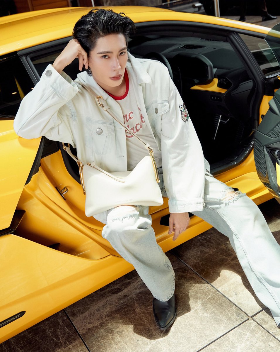 TUTORYIMSHINE's tweet photo. พี่ปีขวลมาเหนือมาครับ……🫨🫨
IG📷 : krptt_
#TutorKrp #MyPlaneTT
#TheScene
#MarcJacobsTH
#MarcJacobs
#patluxurygroup https://t.co/RjAG6A1Bz9