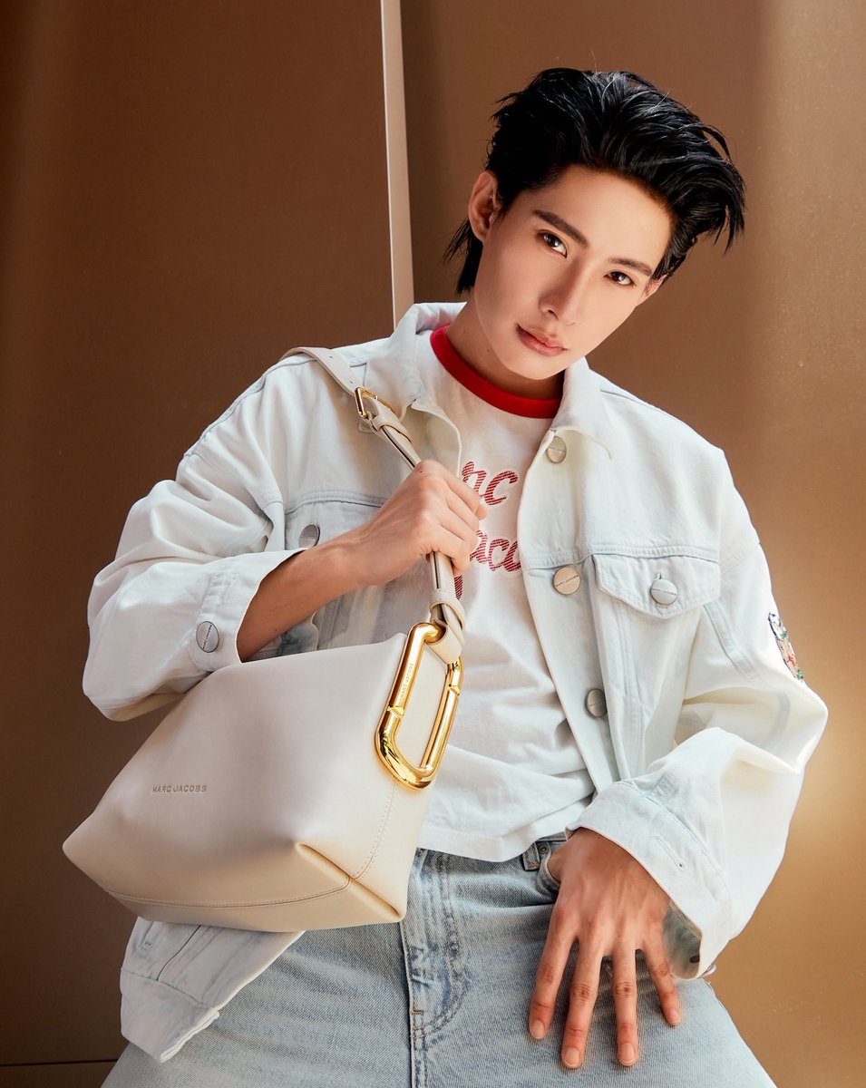 TUTORYIMSHINE's tweet photo. พี่ปีขวลมาเหนือมาครับ……🫨🫨
IG📷 : krptt_
#TutorKrp #MyPlaneTT
#TheScene
#MarcJacobsTH
#MarcJacobs
#patluxurygroup https://t.co/RjAG6A1Bz9