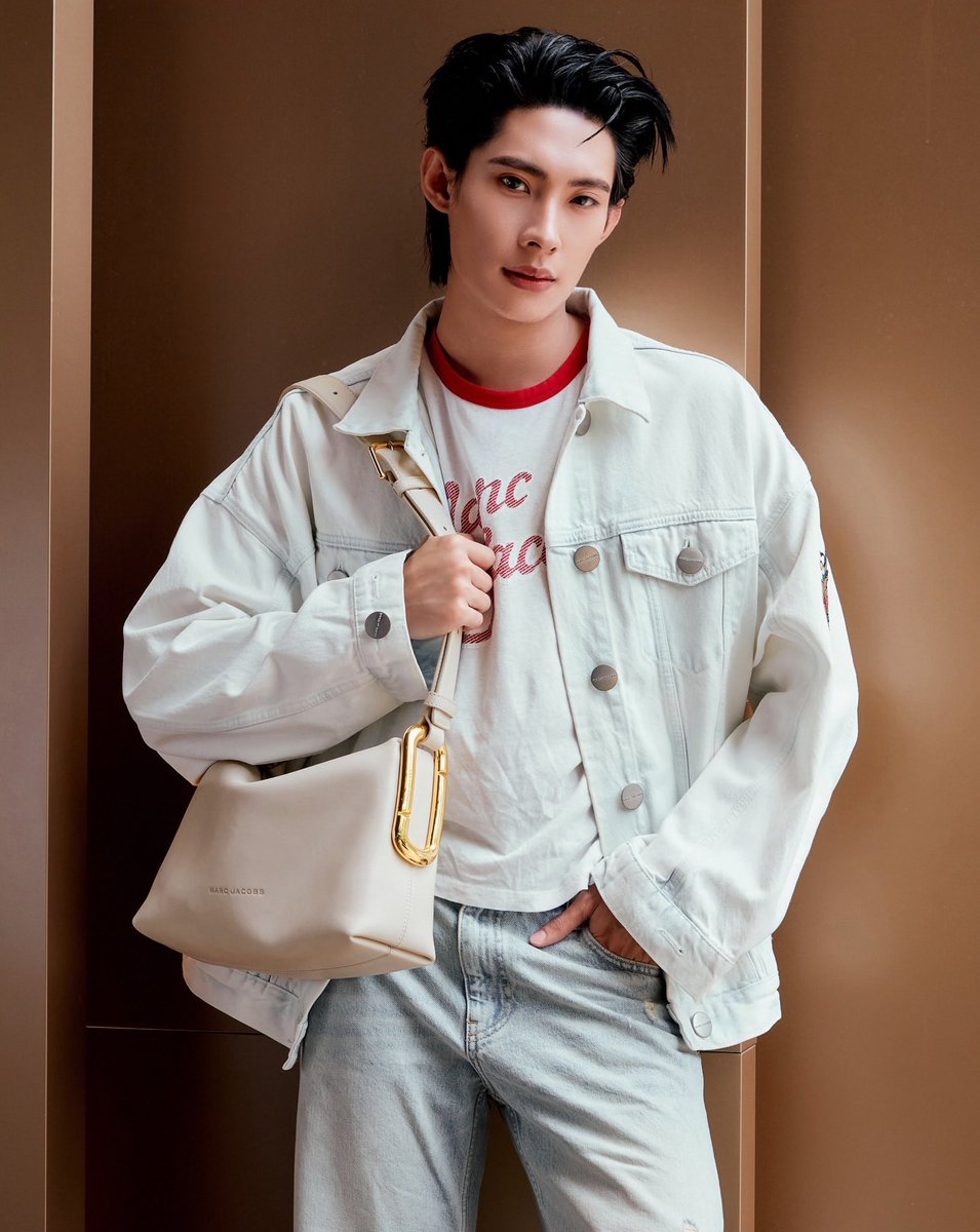 TUTORYIMSHINE's tweet photo. พี่ปีขวลมาเหนือมาครับ……🫨🫨
IG📷 : krptt_
#TutorKrp #MyPlaneTT
#TheScene
#MarcJacobsTH
#MarcJacobs
#patluxurygroup https://t.co/RjAG6A1Bz9