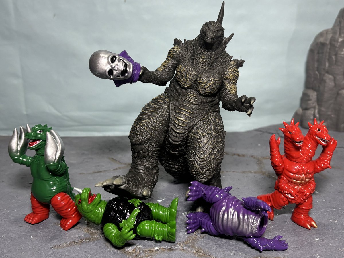 woc20000's tweet photo. #夜のフィギュア撮影会 
お題『フリー』

ありそうで無かったまさかの展開に阿鼻叫喚！？逃げ惑う昭和のソフビ怪獣！😆 #ありそうで無かった昭和のソフビ怪獣 #ゴジラ https://t.co/aZXrEUz88t
