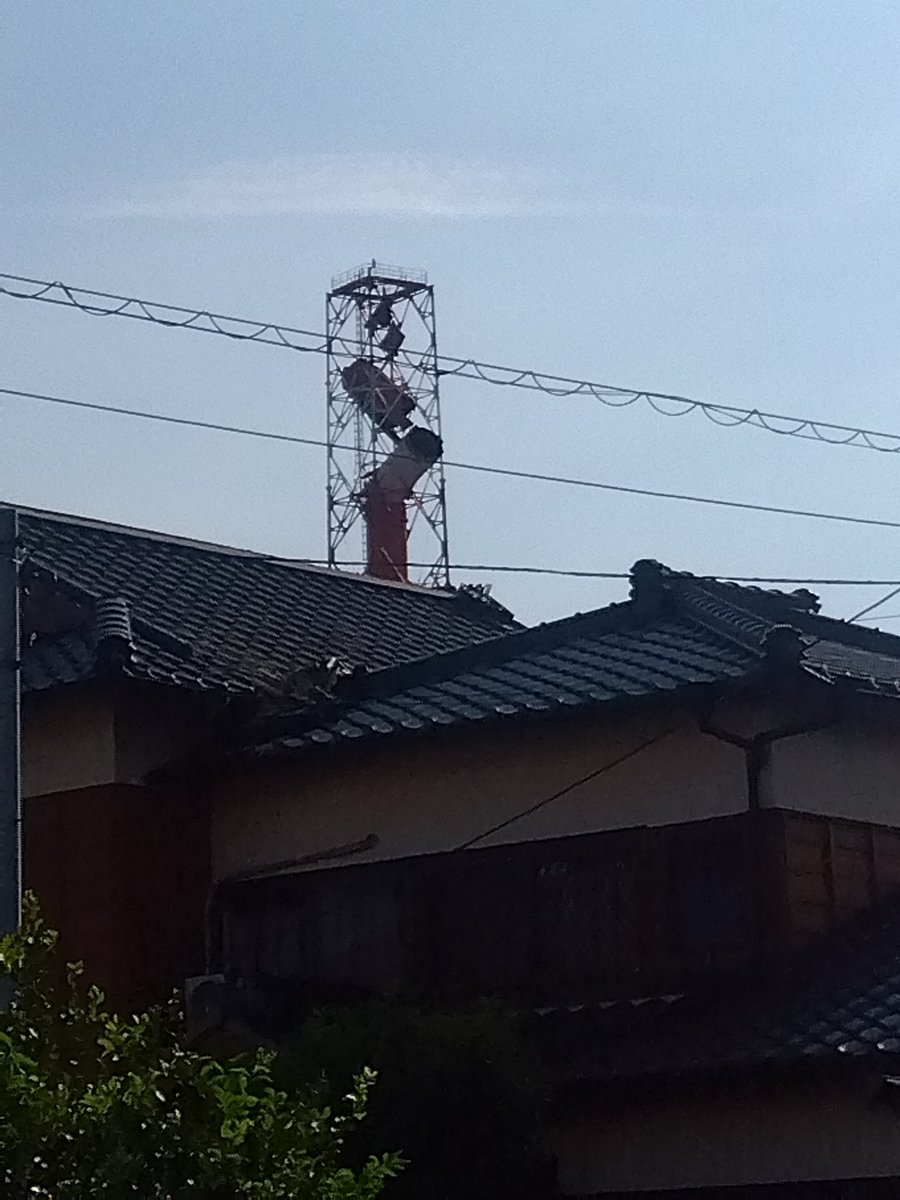 schaft0711's tweet photo. 大きな工場の煙突折れてます
家はぐちゃぐちゃだけどとりあえず家族は無事です https://t.co/TeOubK3KzE