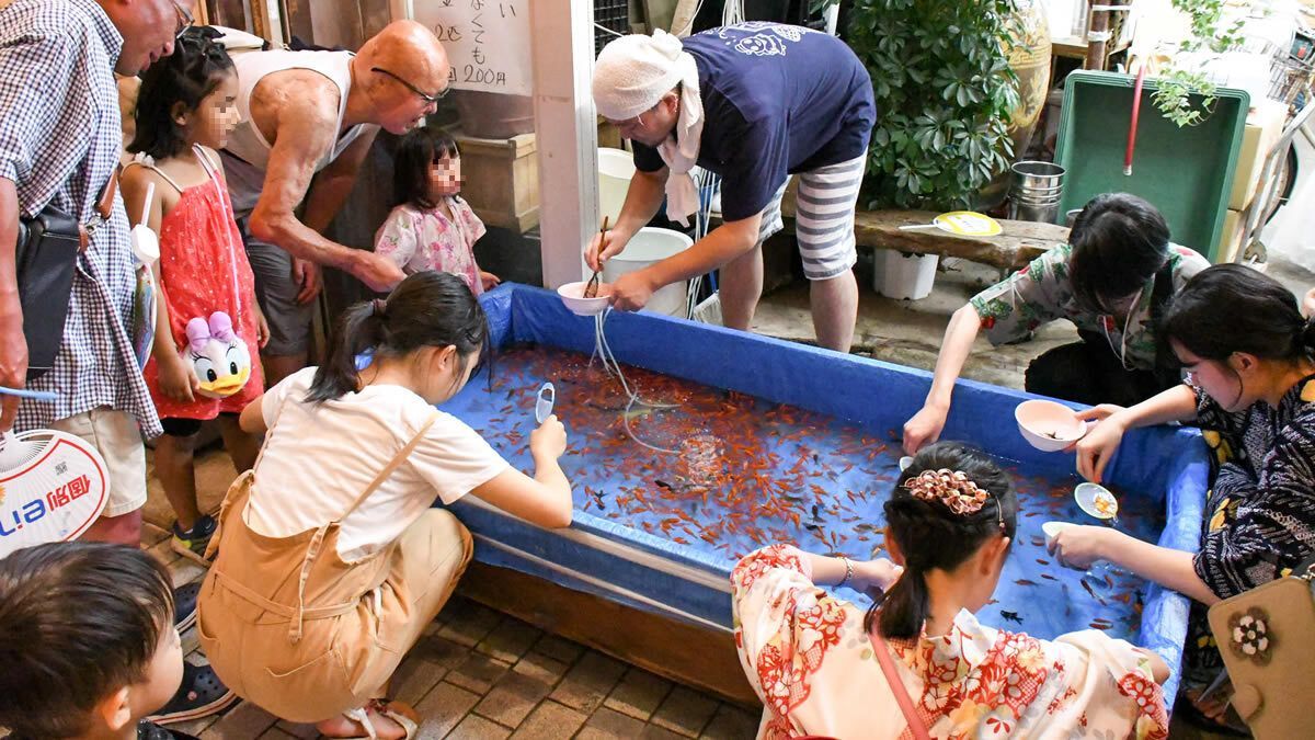 event_checker's tweet photo. 商店街が七夕一色に！ 

「阿佐谷七夕まつり」開催🎋

アーケードいっぱいに並ぶ
巨大な"はりぼて飾り"は圧巻✨

色鮮やかな七夕飾りや
食べ歩きグルメも楽しめる
東京の夏の風物詩

📅 8/7(金)-11(火・祝)
📍 杉並区・阿佐谷パールセンター

→ https://t.co/7sdG1Ystw2 https://t.co/8wQ8oA7iKx
