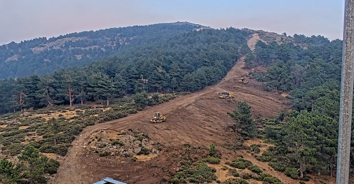 naturalezacyl's tweet photo. La maquinaria pesada es fundamental en la estrategia de extinción del operativo #INFOCAL. 
Ninguna herramienta tiene su capacidad para crear líneas de defensa, como esta que ha permitido salvar una parte del Valle Iruelas y evitar que el #IFBurgohondo llegase a Casillas https://t.co/r53mjk4m70