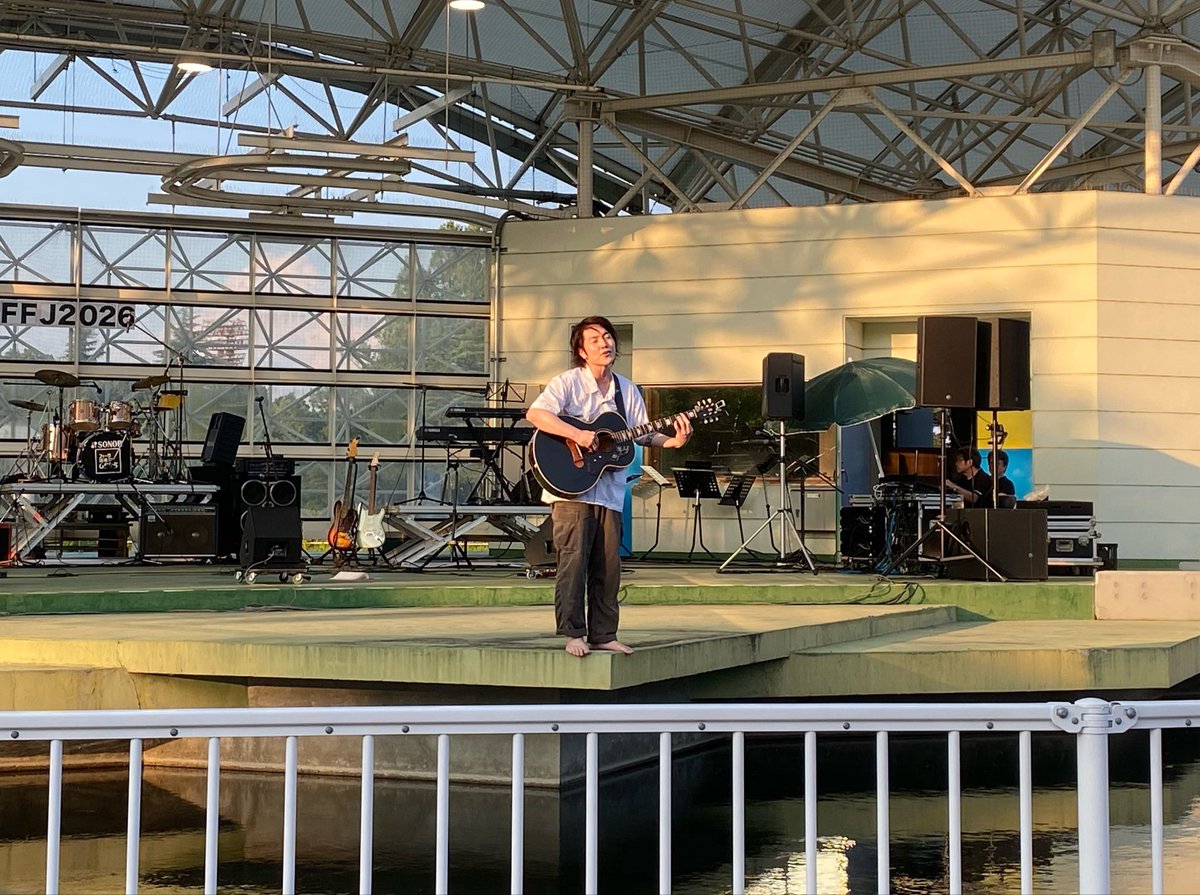 arya_arya1105's tweet photo. 郡山野外音楽堂での出来事🎵

最後の歌は生音でとステージと水辺ギリギリに立ち「夢のあとしまつ」を歌い終えた阿部浩二。
｢ピッ！」と言いながらピックを客席に飛ばしたらポチャっ💦

先日のモルタルのひろむんのピック投げがカッコイイと思ってた��だろうけど
阿部浩二はやっぱり阿部浩二だった😆 https://t.co/ZVLznXy1tK