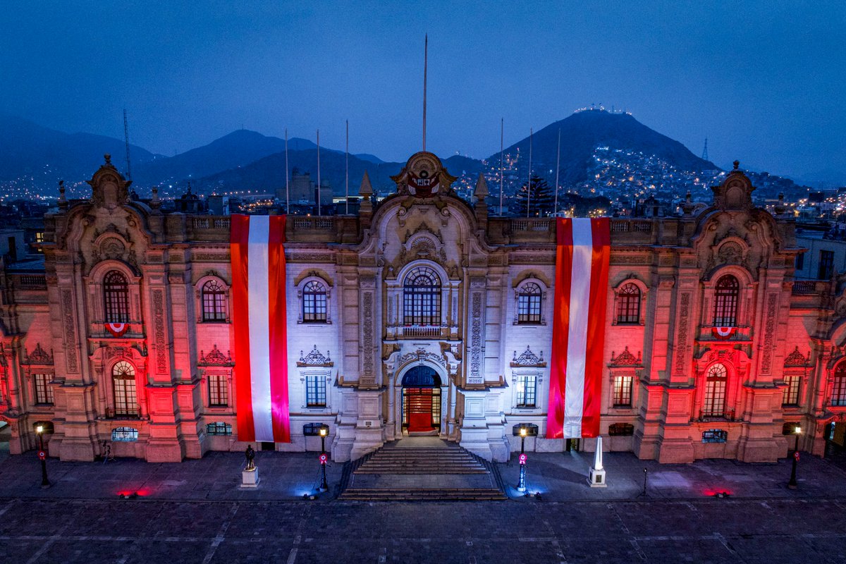 presidenciaperu's tweet photo. 🇵🇪 En estas Fiestas Patrias celebramos el orgullo de ser peruanos, la fuerza de nuestra historia y el legado de quienes construyeron el país que hoy compartimos. Que el amor por nuestra tierra nos inspire a seguir trabajando unidos, con esperanza y compromiso, por un Perú con más oportunidades, bienestar y un futuro mejor para todos. 💪 #28DeJulio #FiestasPatrias #Perú