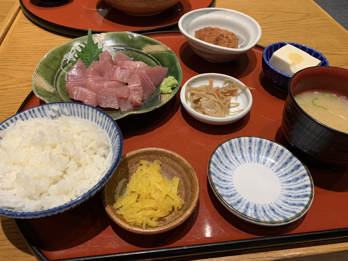 shipoo80's tweet photo. 目黒魚金で刺身定食🐟✨
厚切りのお刺身は鮮度抜群で、ご飯がどんどん進む🍚
小鉢や味噌汁まで付いて大満足のランチでした😋
ごちそうさまでした🙏 https://t.co/rkCjytG2Nb