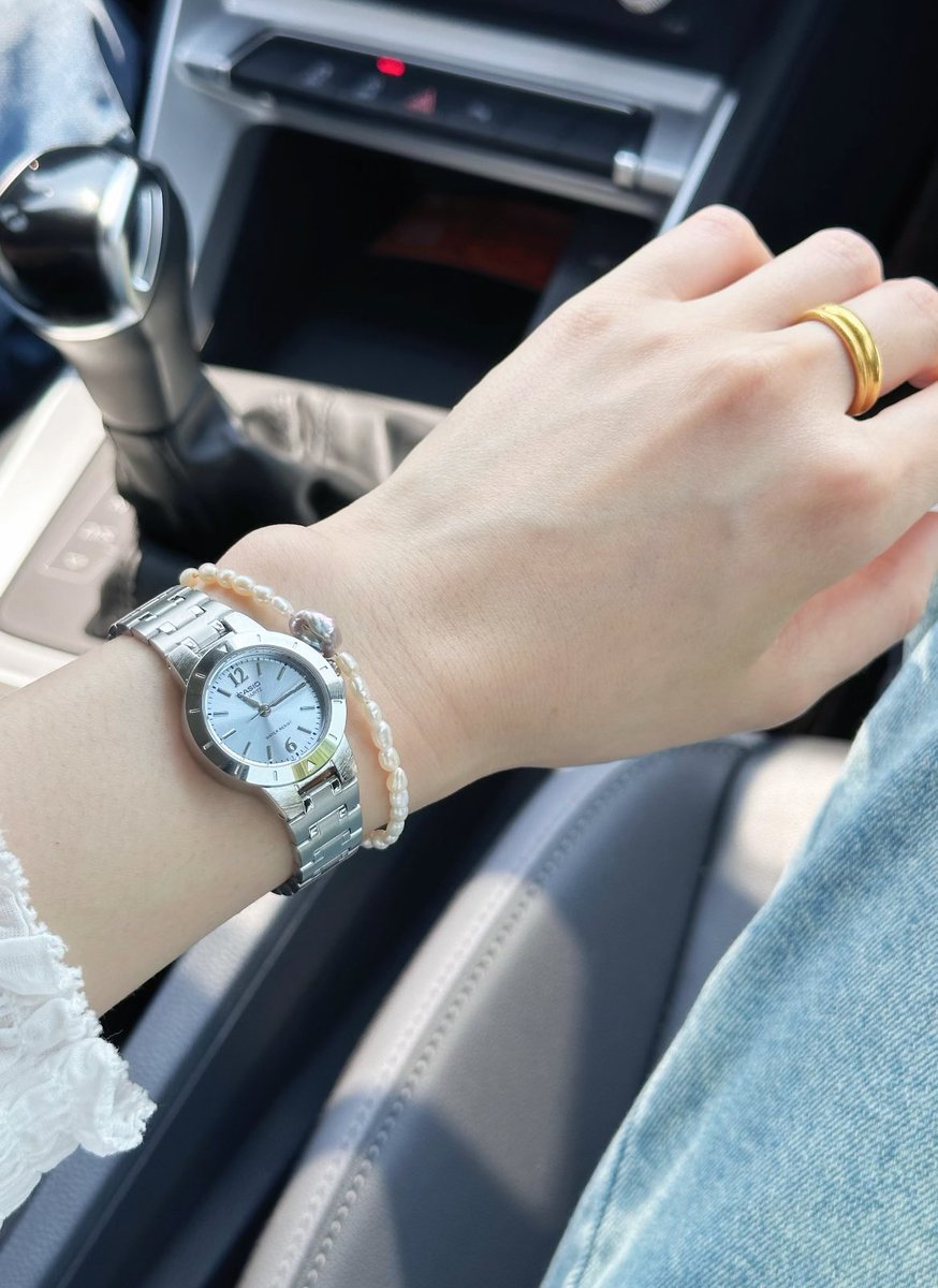 magleson's tweet photo. BENERAN UDAH SUKA BANGET SAMA JAM TANGAN CASIO INI... ternyata pilihan warnanya banyak dan cantik semua 😭 https://t.co/aP0J0ZDidB