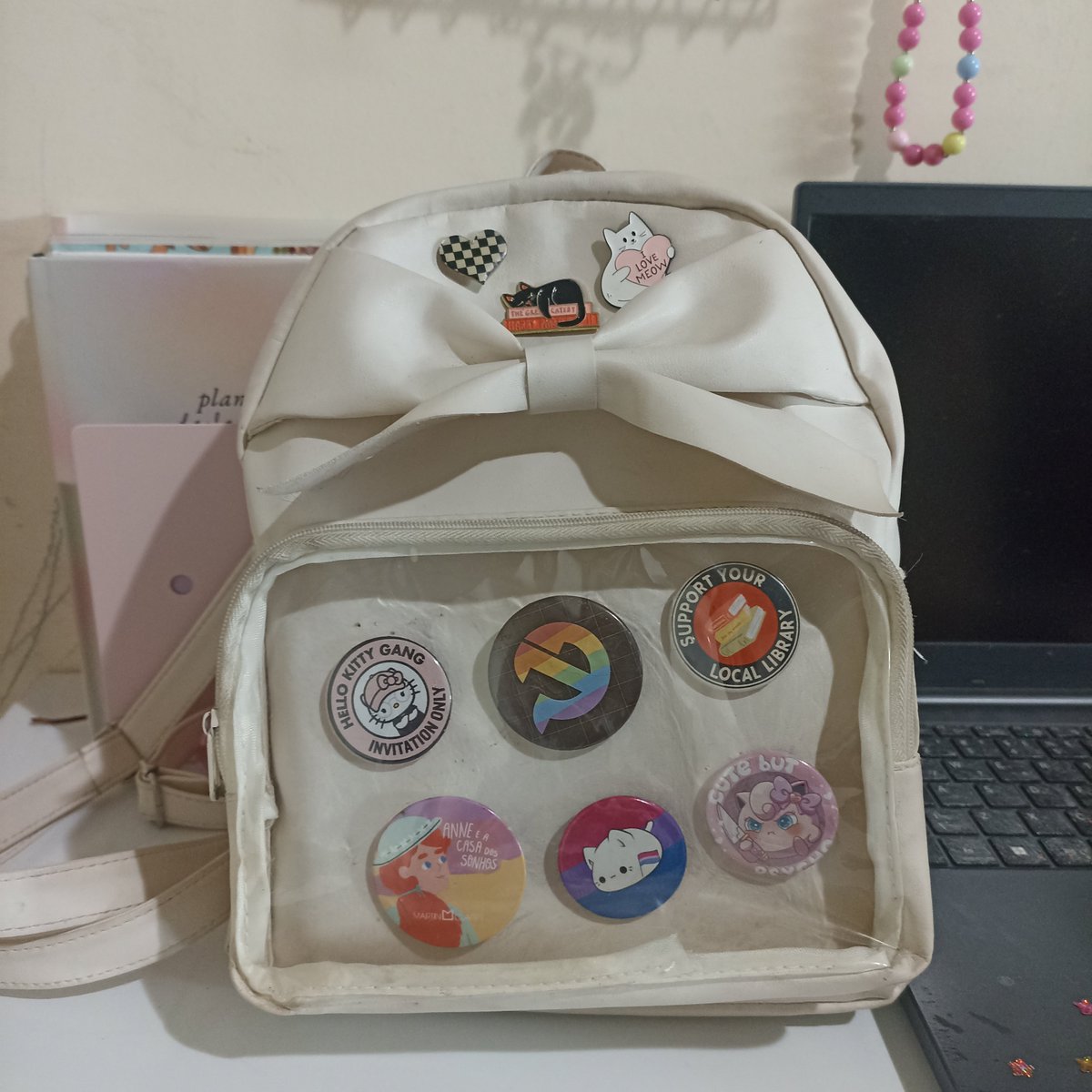 cherriesnnuts's tweet photo. peguei os bottons da minha outra ita bag e passei pra minha mochila já. agora ema tá bem mais a minha cara 💕 https://t.co/LgGJ4yuEE9
