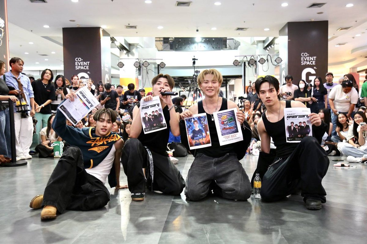 Newsideupdate's tweet photo. โมเมนต์นี้ดีต่อใจ "DICE x QENRYX x SuperThai x TACE" นำทัพ Random Dance เสิร์ฟความสนุกกระหึ่มยูเนียนมอลล์

T-POP คอมมูนิตี้สุดอบอุ่น เมื่องาน Random Dance เมื่อวันที่ 24 กรกฎาคม 2569 ณ Union Mall ที่ผ่านมา กลายเป็นจุดรวมพลความสนุกของแฟนคลับ เมื่อ 3 หนุ่ม อาโป, อ๊อตโต้ และ เฟรม ตัวแทนจากวง DICE แท็กทีม QENRYX, SuperThai และ TACE มาร่วมจอยเต้นสร้างสีสันแบบเป็นกันเอง

งานนี้นอกจากสเต็ปเต้นเป๊ะและเสียงเชียร์กึกก้องแล้ว ยังได้เห็นภาพมิตรภาพน่ารักๆ ข้ามค่ายที่แลกเปลี่ยนพลังบวกให้กัน สะท้อนสปิริตความแน่นแฟ้นของวงการ T-POP ที่พร้อมเติบโตและสร้างความสุขให้แฟนๆ ไปด้วยกัน

#DICE #DICE_SONRAY #QENRYX #SuperThai #TACE #TPOP #RandomDance #UnionMall #TheViralHits #ViralHitsMusicVision #NewsideUpdate