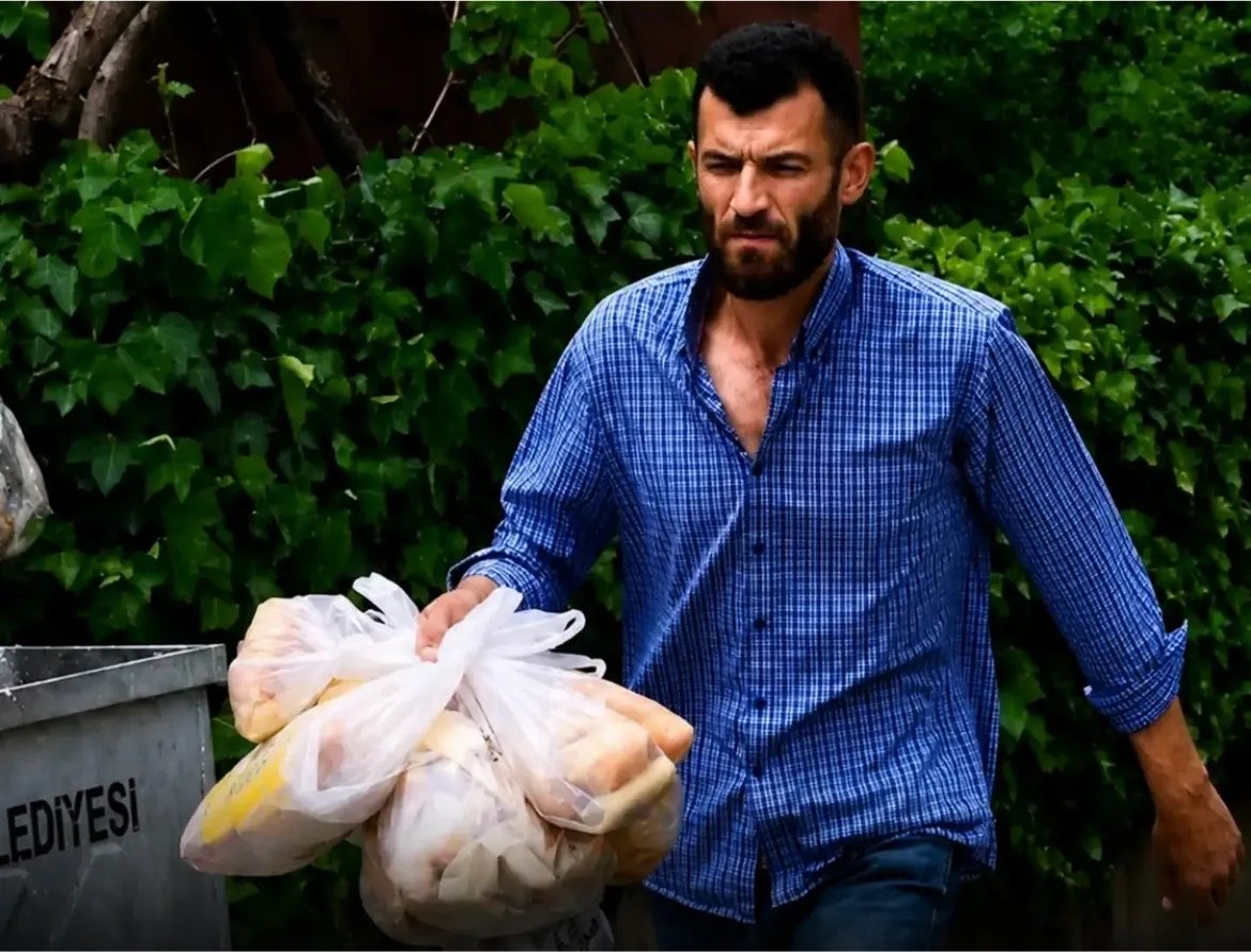 ozlemhelvaci24's tweet photo. Ankara’da Hurdacılık yapan Zeki Karakaya son bir yılda çöpe atılan yaklaşık 15 ton ekmeği toplayıp sahipsiz ve yabani hayvanlara ulaştırdı. 🙏 https://t.co/3Fc8dopeXf