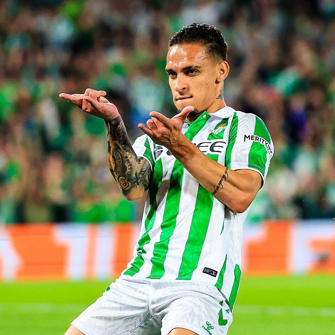 OTPipers's tweet photo. 🚨(🔴)𝐁𝐑𝐄𝐀𝐊𝐈𝐍𝐆: Antony is desperate to REUNITE with former club Manchester United.

Manchester United have OFFERED Real Betis £15m to KEEP him at the Estadio Benito Villamarín.

(@FabrizloRomano) https://t.co/64cNvYrJ5O