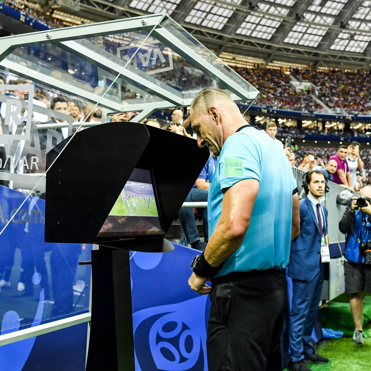 centregoals's tweet photo. 🚨🚨| NEW: European referee chiefs agree that VAR must 𝐋𝐈𝐌𝐈𝐓 𝐈𝐍𝐓𝐄𝐑𝐕𝐄𝐍𝐓𝐈𝐎𝐍 — only overturning blatantly incorrect decisions. 📋🇪🇺

All 55 European football associations met with UEFA and IFAB, calling for a return to 'minimum interference — maximum benefit.'

[@BBCSport]