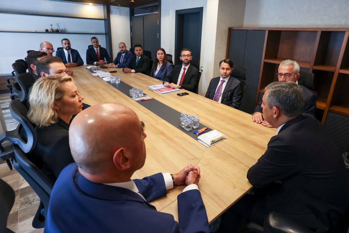 yenipartiyiz's tweet photo. Genel Başkanımız Özgür Özel, YENİ Partimizin Yüksek Disiplin Kurulu ilk toplantısının açılışını gerçekleştirdi. https://t.co/UzFY3W0GHj