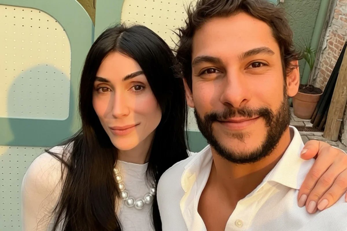 Metropoles's tweet photo. 💔 TÉRMINO | Michelle Barros anuncia fim de namoro com Shia Phoenix

A jornalista Michelle Barros usou os stories do Instagram, na segunda-feira (27/7), para revelar o término, mas garantiu que os dois continuam amigos

Leia na coluna de @OliveiraFabia_ https://t.co/OhXRAFyy5U