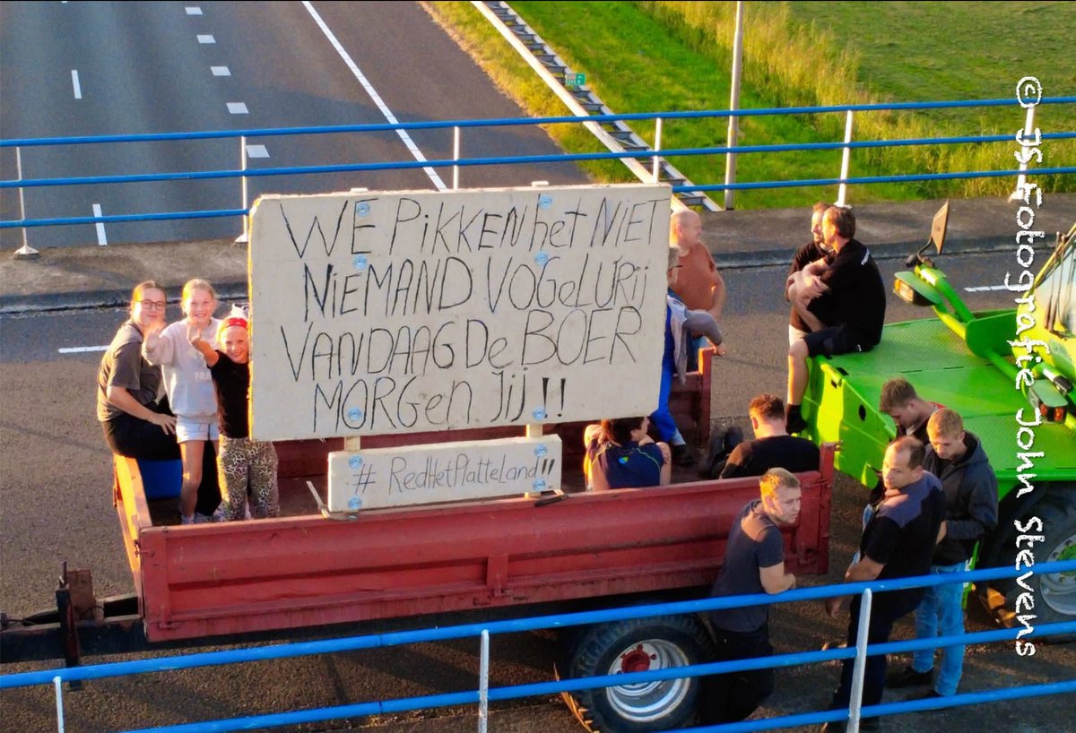 mariannezw's tweet photo. Geen mooiere campagne-uiting dan een handgeschreven bord 🥰

We pikken het niet.
Niemand vogelvrij.
Vandaag de boer.
Morgen jij.
#RedHetPlatteland

https://t.co/w3zlAk6qEj https://t.co/dKoGtwkZ6O