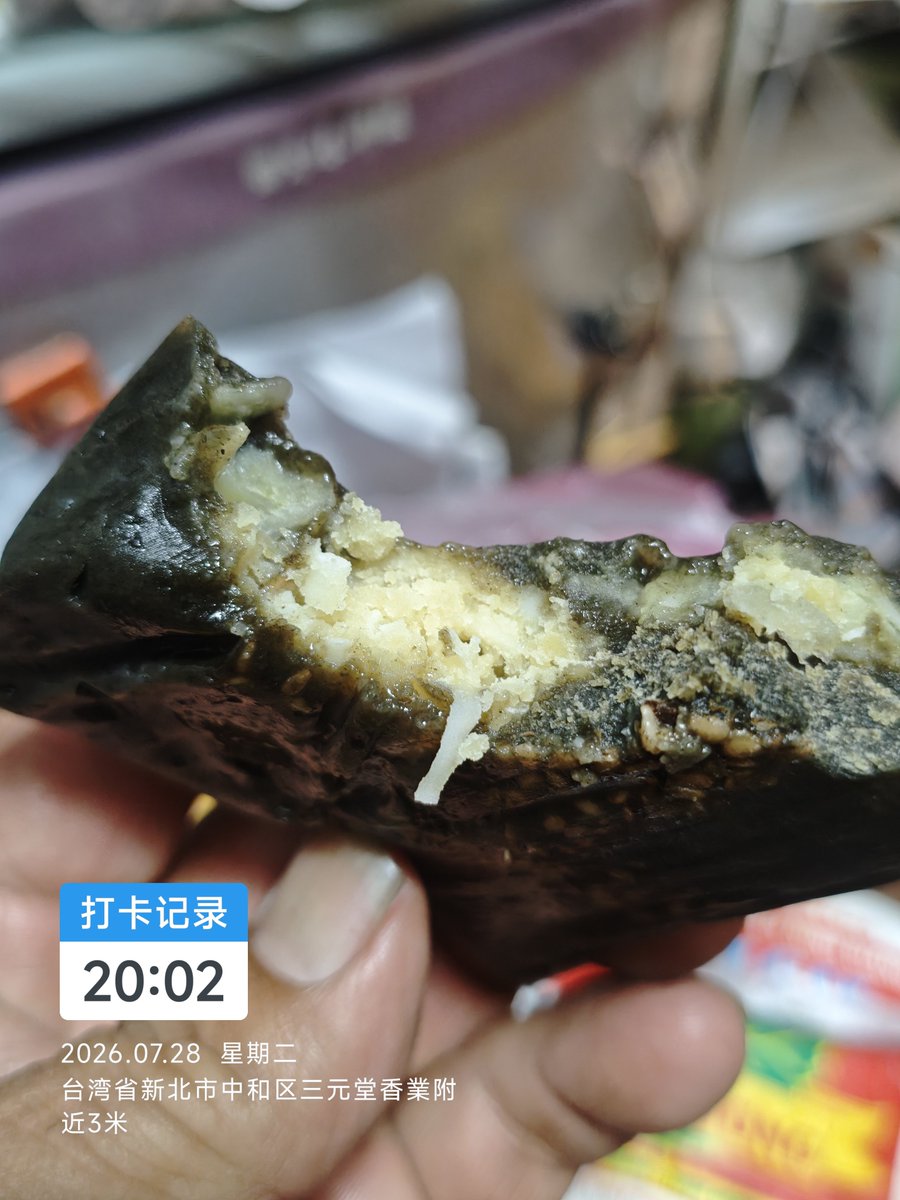 rof123tw's tweet photo. 我弟媳的女兒返回老家，特别为我買的甜品美食，吃起来很像有綠豆仁和粿的结合作品，很好👌🏻 https://t.co/50nvtrUQ9x