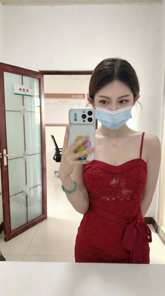 ylDJqFve4EtdS4m's tweet photo. 今天偷偷带了套精致吊带过来上班，趁着四下无人，悄悄换上，给你们看看效果，欢迎点评哦~

至于为什么带吊带，请你们聪明的大脑开始竞猜吧~猜中有奖！ https://t.co/kYS6B8fbsi