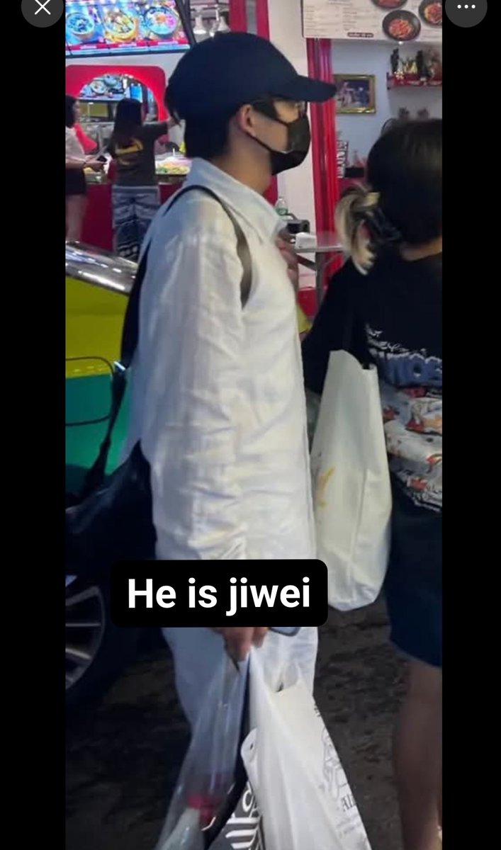 ayliolycius's tweet photo. Dengan melihat secara sekilas sepertinya itu elio tapi cara jalannya  seperti ayden. Dan semalam liat jiwa layak gini kok jadi mirip foto pertama itu. Terus itu sebenarnya siapa. Tolong aku masih stuck disini ?. Itu siapa?
#DoubleHelix #双程 #AyLio
#政瞳 #aydensng https://t.co/htrNm76scU