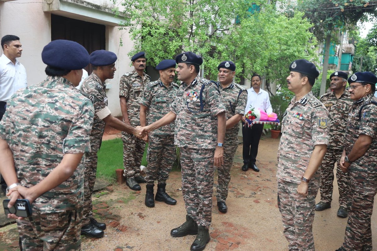 CentralZoneCrpf's tweet photo. श्री दीपक कुमार, IPS,Spl DG CZ CRPF ने  IG ओडिशा सेक्टर के साथ नुआ पाड़ा स्थित 216Bn का दौरा किया। Spl गार्ड द्वारा उन्हें गार्ड ऑफ ऑनर प्रदान किया। उन्होंने जवानों से संवाद कर उनकी समस्याएँ सुनीं, उनका उत्साहवर्धन किया तथा ऑपरेशनल तैयारियों की समीक्षा की। @crpfindia @Crpf_Odisha https://t.co/tV32ZJjCdg