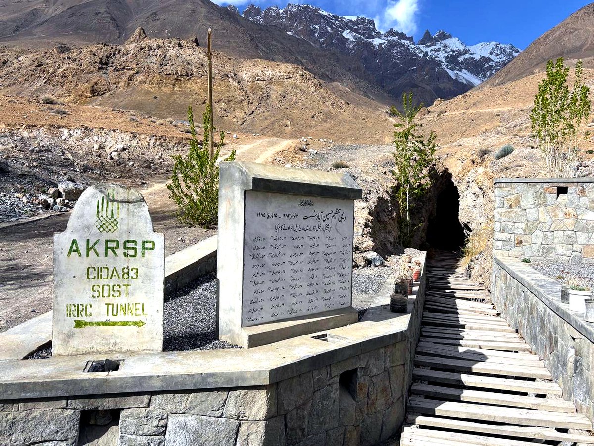 CanHCPakistan's tweet photo. For over four decades, Canada 🇨🇦 & #AKFC #AKDN have partnered to improve lives across #Gilgit-Baltistan & #Chitral through investments in #Education, #Health, #Agriculture, & #Women's empowerment.
#Throwback: #CIDA & #AKRSP supported community-built irrigation channels (1/2)💧🌱 https://t.co/Iy9G6syab2