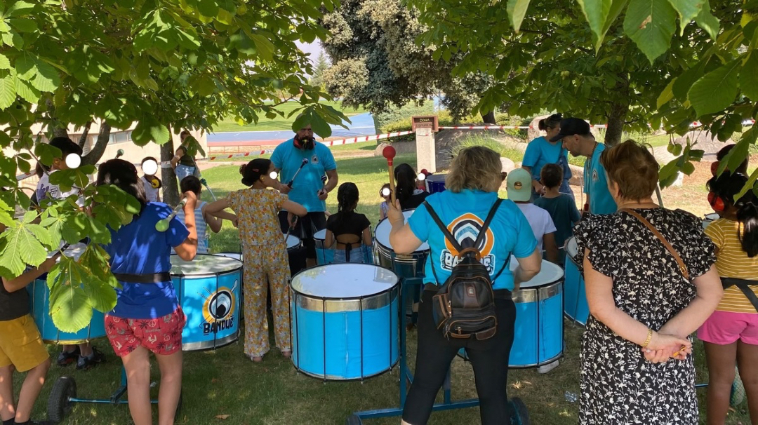 Avilared's tweet photo. La música lleva un respiro a los niños evacuados en la Escuela Nacional de Policía
https://t.co/1Yt1aUe5l2 https://t.co/MYbWEcieVs