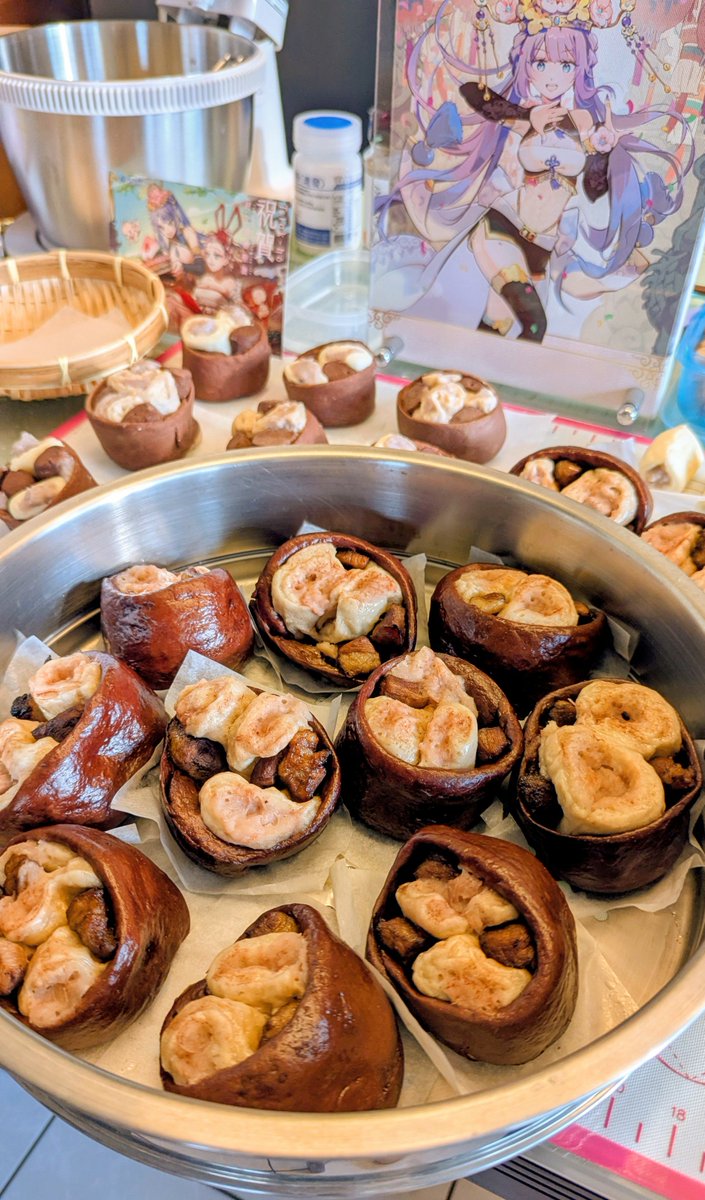DIKA0530's tweet photo. 這是饅頭！
這是饅頭！
這是饅頭！
本月阿崔指定高階回饋🐷芋泥鑲肉富貴蹄🐷完成✨
媽呀豬豬其實一開始根本不知道會不會成功，因為800年沒作造型饅頭了😂
結果最後蒸完之後發現皮亮到還真的跟真的豬腳有幾分相似🤣
最後剩下一堆白麵糰乾脆一鼓作氣作成麵線👀✨
豬腳麵線都有了，真的太疼你們了（咬手帕 https://t.co/huMBU4N704